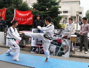 2人校园小品剧本 搞笑,两傻闹剧，笑料百出